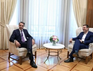 Ο Αλέξης Τσίπρας παρέδωσε στον Κυριάκο Μητσοτάκη την ηγεσία της χώρας